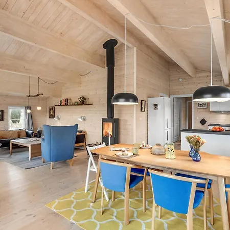 3 Bedroom Lovely In Semesterbostad